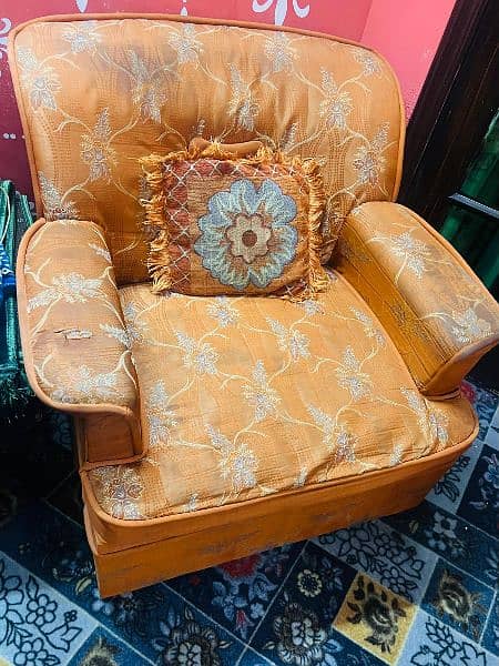 a unique and good quality sofa set for urgent sale no chaska party 2