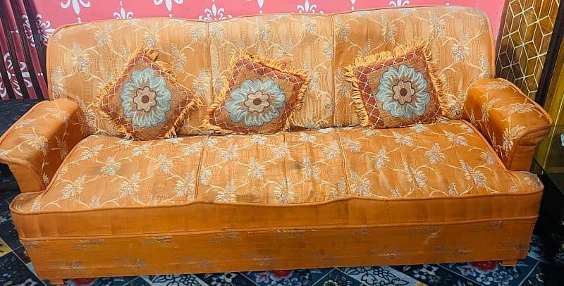 a unique and good quality sofa set for urgent sale no chaska party 3