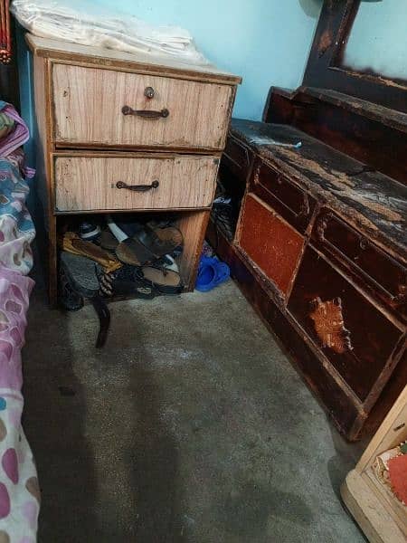 old broken wooden drawer 3