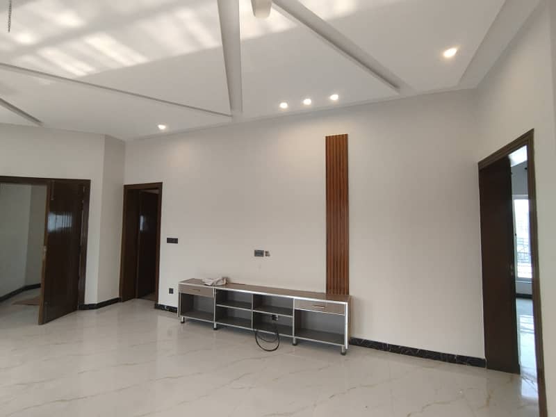 BRAND NEW BEAUTIFULL UPPER PORTION (12 MARLA )AVAILABLE FOR RENT 7