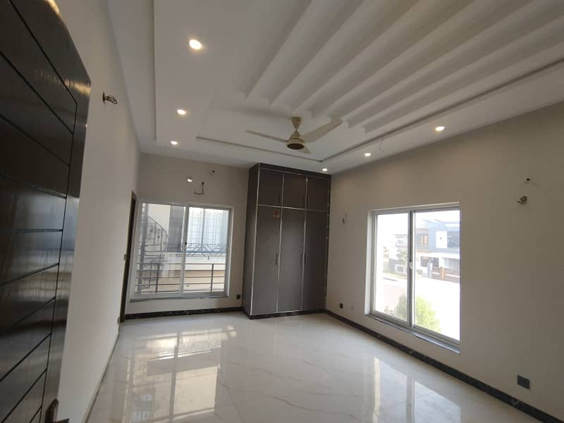 BRAND NEW BEAUTIFULL UPPER PORTION (12 MARLA )AVAILABLE FOR RENT 8