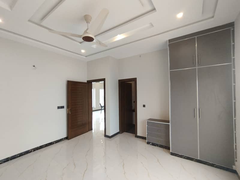 BRAND NEW BEAUTIFULL UPPER PORTION (12 MARLA )AVAILABLE FOR RENT 10