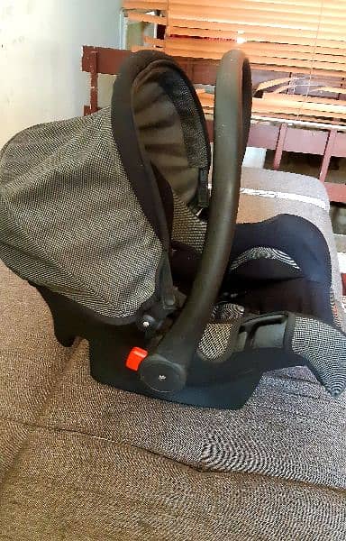 Tinnies baby cot/ car seat 1