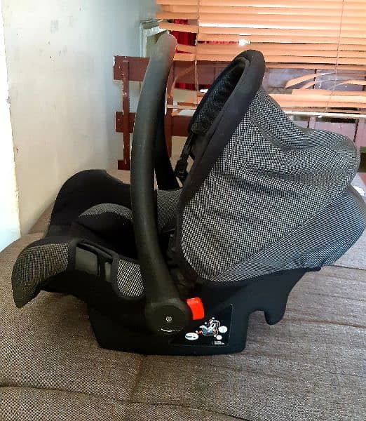 Tinnies baby cot/ car seat 3