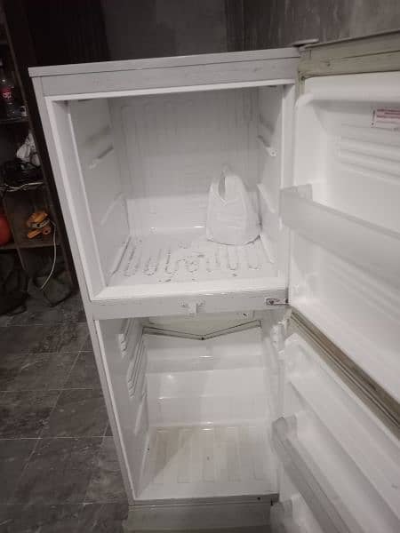 PEL medium size original compressor K sath fridge neet And clean 3