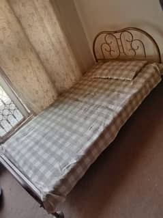 2 iron beds