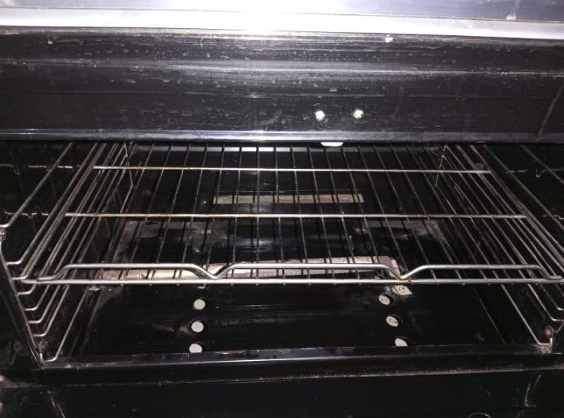 Care (brand) otomatic gass and electric oven in good condition. 1