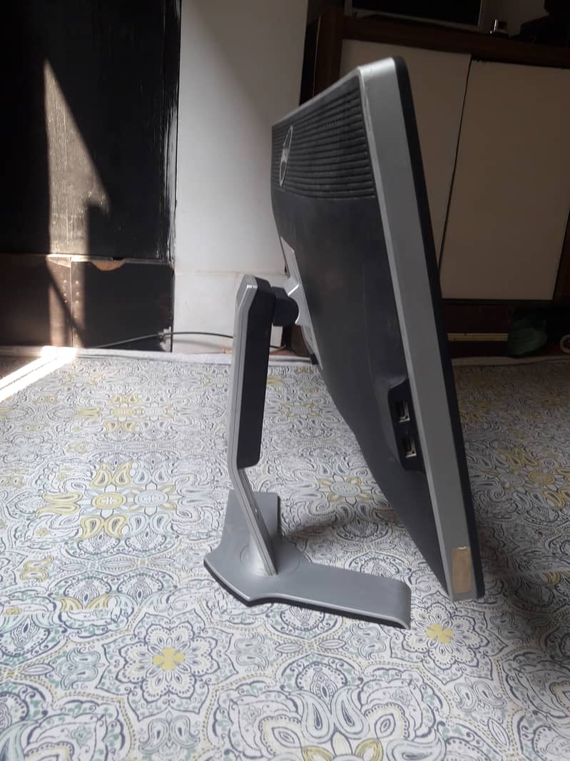 Dell Led 24 inch (Like New Condition) 3