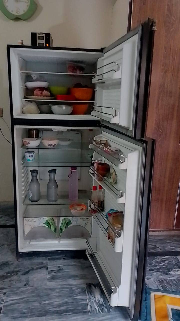 Well-Maintained Refrigerator for sale! 3