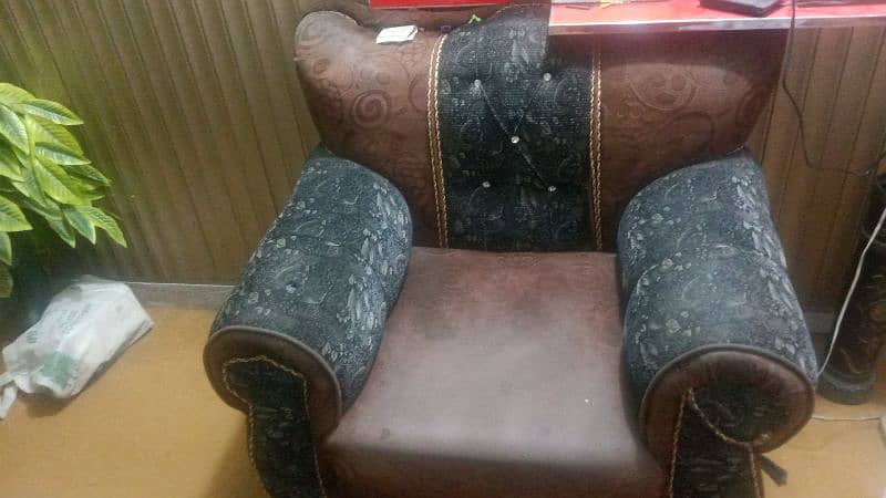 Sofa set in reasonable price 2