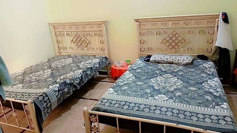 Excellent Condition Single Iron beds 0