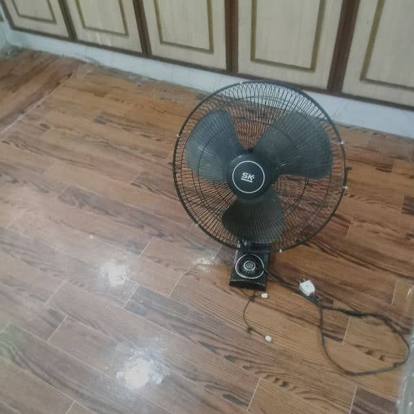 bracket fan v good condition 1