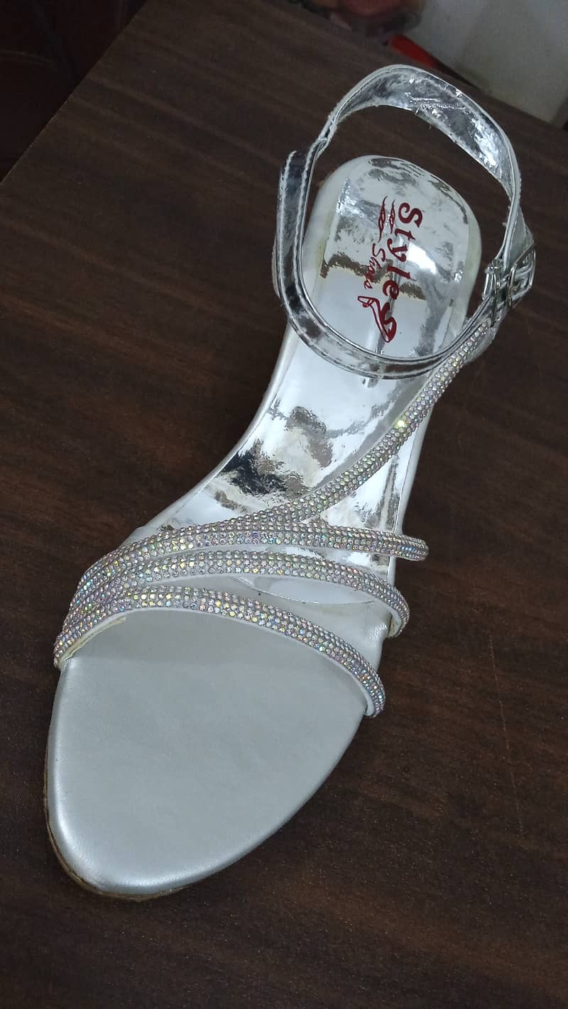 New Silver Sandals Available for sale in 9 Number / 39 size 4