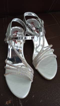 New Silver Sandals Available for sale in 9 Number / 39 size 0