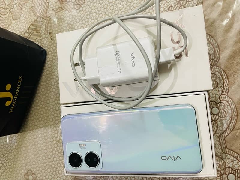 Vivo Y55 8/128 with Complete Box and Accessories 4