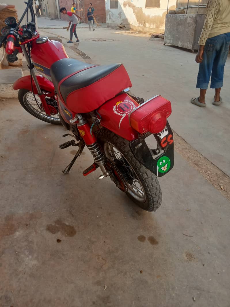 Honda bike hai full ok address qasimabad nasim nager Chowk jamali pum 2