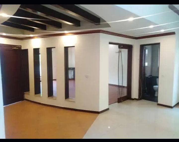 1KANAL CORNER HOUSE AVAILABLE FOR SALE IN DHA PHASE 1 N BLOCK 2