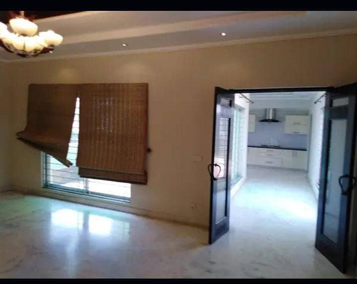 1KANAL CORNER HOUSE AVAILABLE FOR SALE IN DHA PHASE 1 N BLOCK 4
