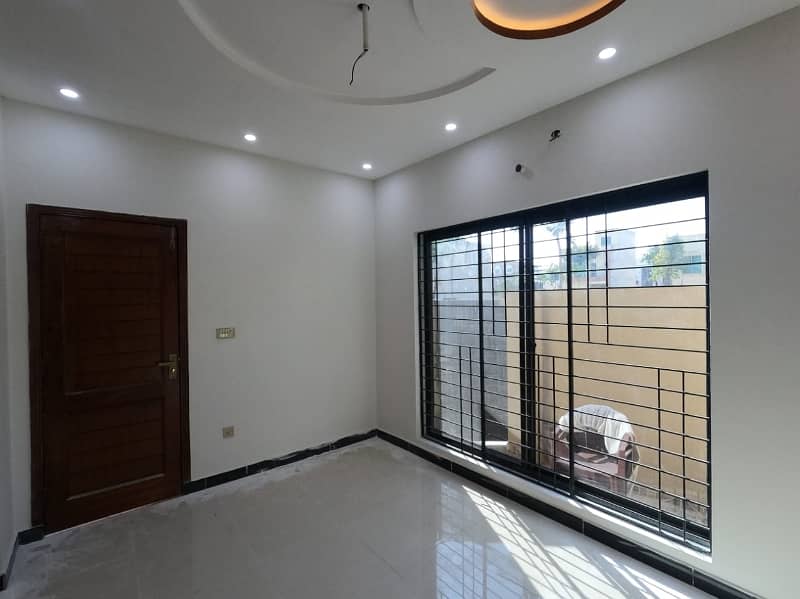 Prime Location House Of 5 Marla For sale In New Lahore City 12