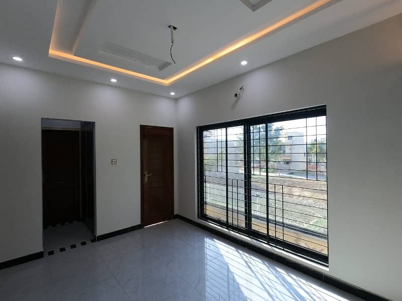 Prime Location House Of 5 Marla For sale In New Lahore City 18
