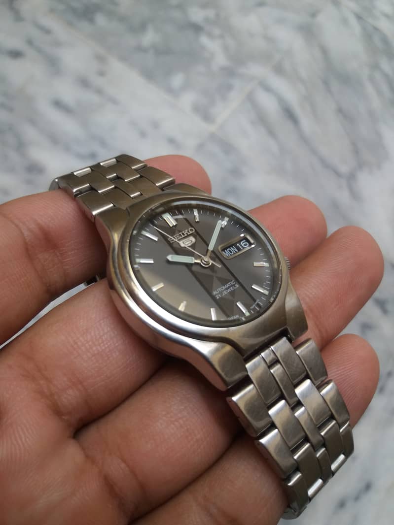 Seiko 5.  Automatic.  03009447565 0