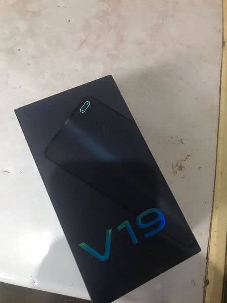 vivo v19 8+128 with box and charger exchange possible with iPhone 3