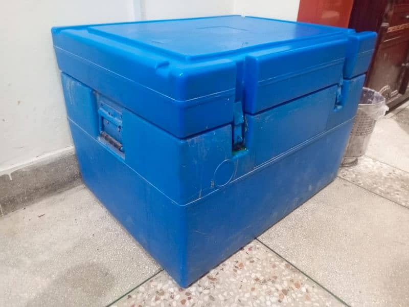 Imported icebox heavy top quality hard material in very good condition 5