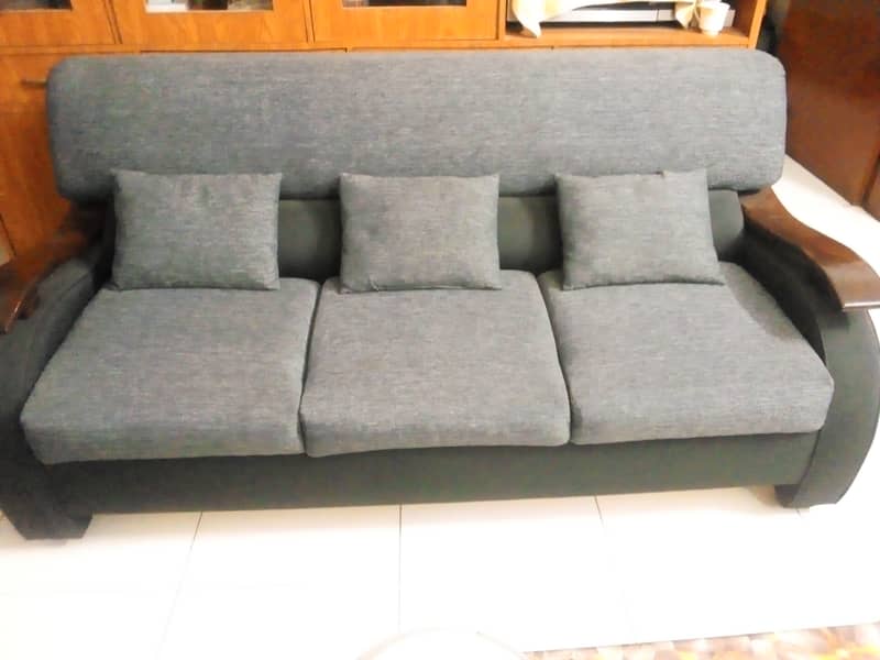 5 Seater Sofa set with Table is for sale in Gulshan e jamal 0