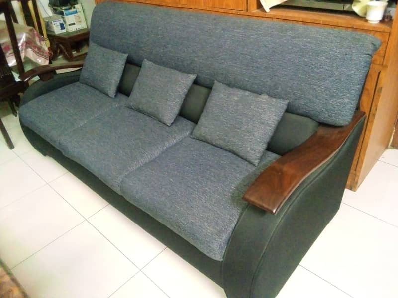 5 Seater Sofa set with Table is for sale in Gulshan e jamal 1