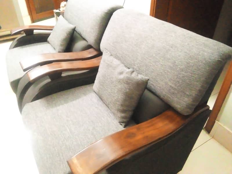 5 Seater Sofa set with Table is for sale in Gulshan e jamal 3