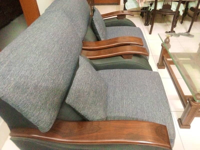 5 Seater Sofa set with Table is for sale in Gulshan e jamal 4