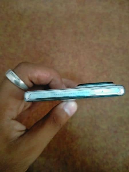 Vivo V30 mobile ha 3weak chalaya hoa ha urgent sell. 9