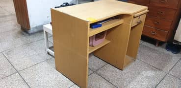 computer table good condition 0