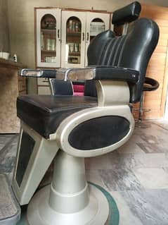 Professional Salon Chair for Sale - Excellent Condition!