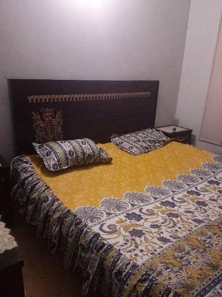 Bed set with 2 side tables and dressing table in new condition 2