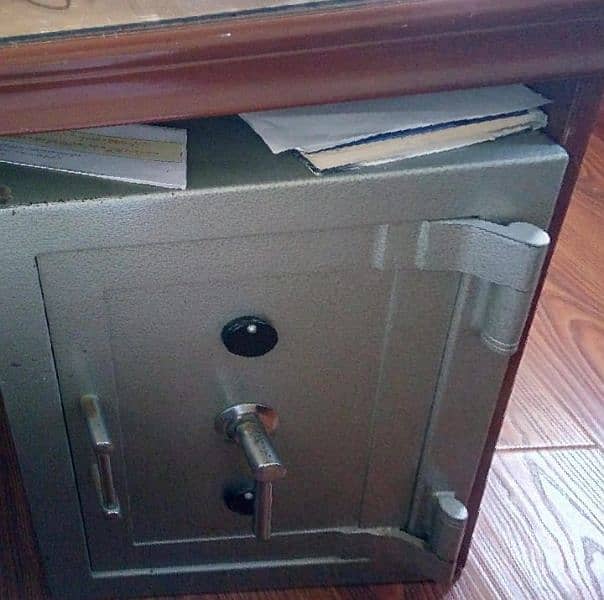 Manual Safe Locker. 1