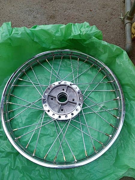 70 bike ka wheel set spokes 125 ki ha or 6 color Wala durm Laga hua ha 3