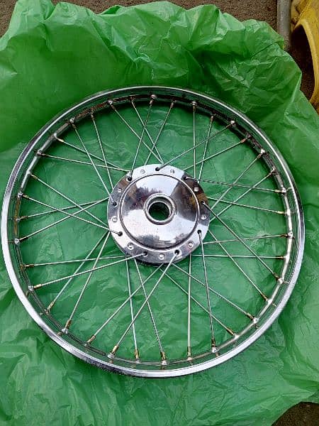 70 bike ka wheel set spokes 125 ki ha or 6 color Wala durm Laga hua ha 4