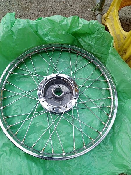70 bike ka wheel set spokes 125 ki ha or 6 color Wala durm Laga hua ha 5