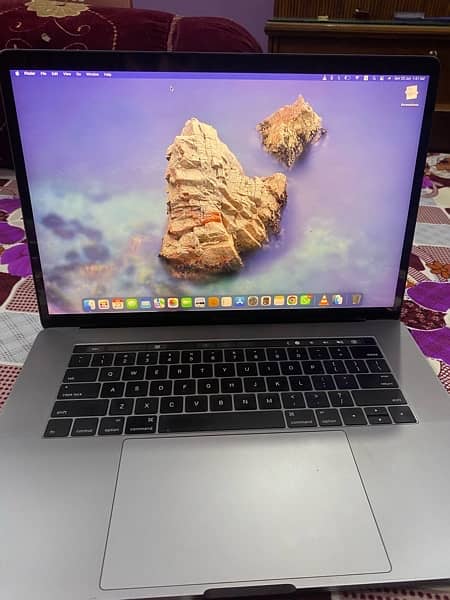 MacBook pro - 15 inch - touch bar - 2017 1