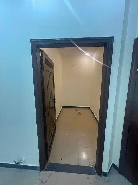 10 marla Lower Portion For Rent in Bahria Town Lahore 17