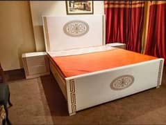 King size bed two side tables ke sath