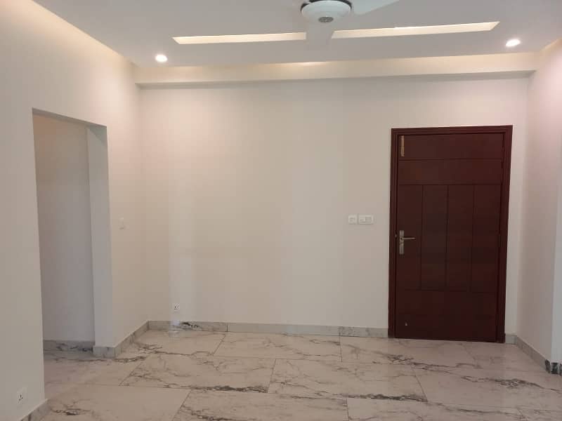 Flat Of 10 Marla Available For rent In Askari 11 4