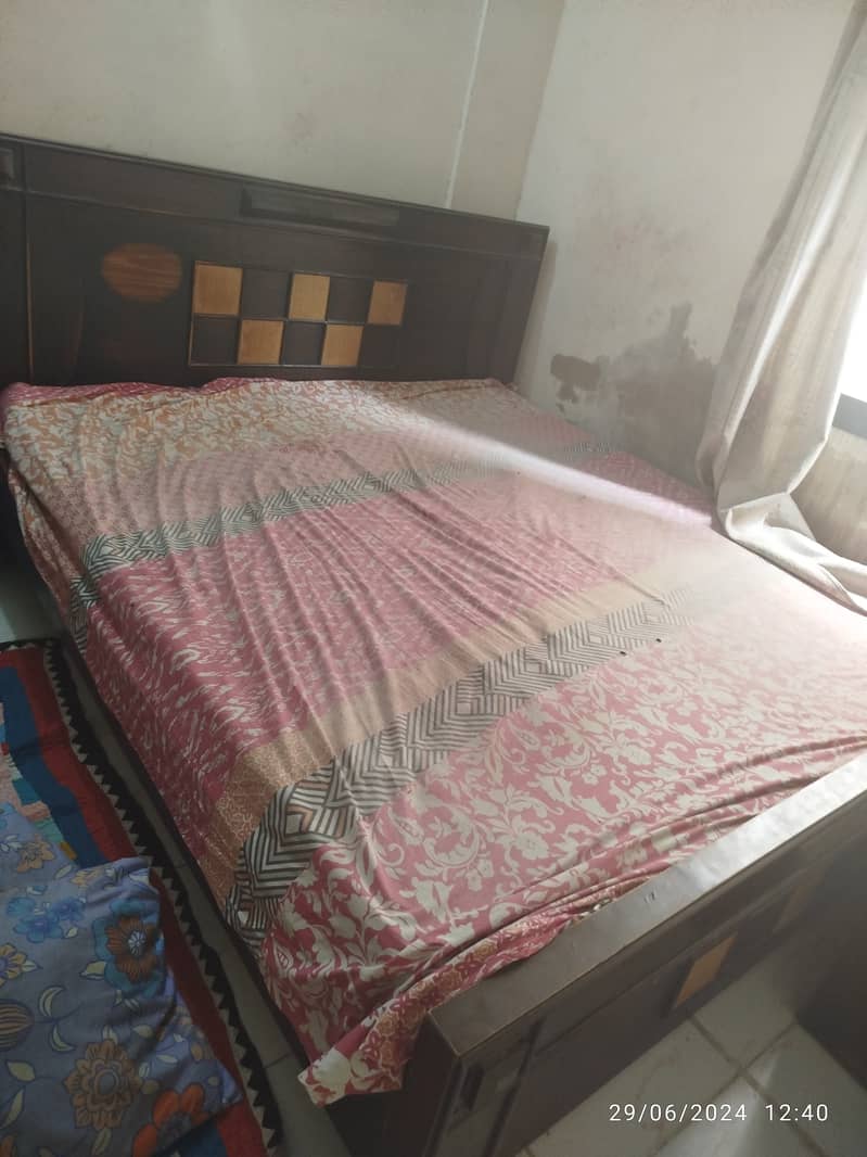 Behtreen condition me hai bed set 8