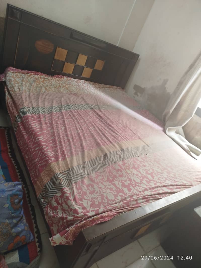 Behtreen condition me hai bed set 10