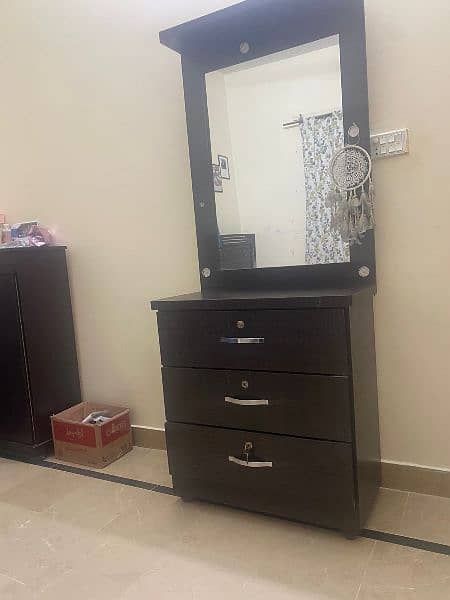 Selling my dressing table 0