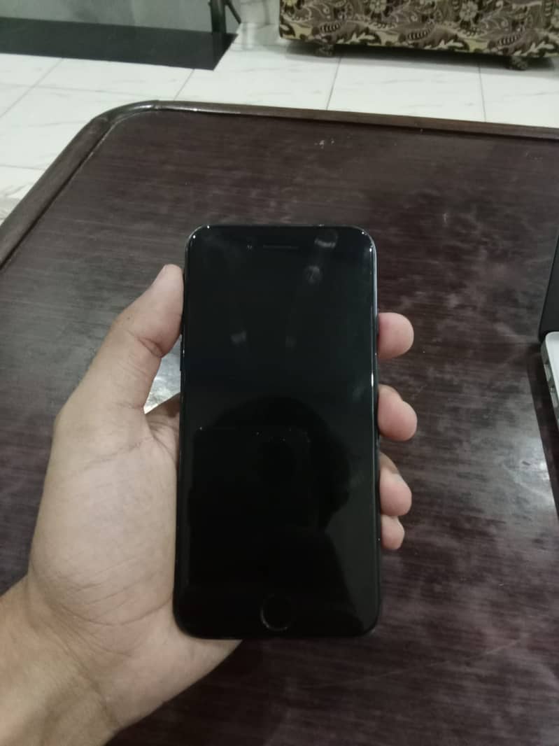 Selling my Iphone 7 32GB PTA 8/10 Condition, Price is negotiable 3
