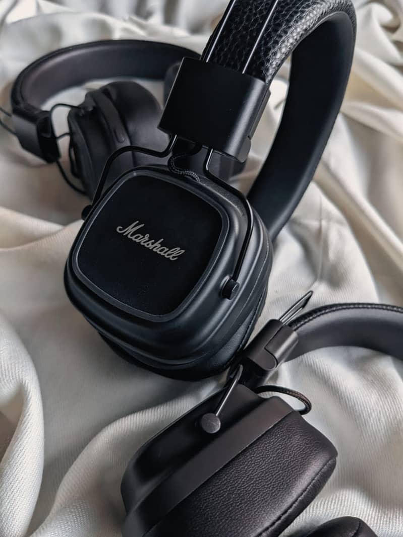 DAMAGED marshall headphones- selling for parts 0