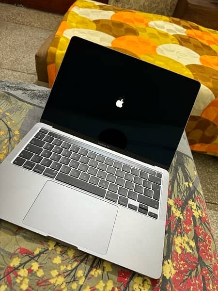 Macbook pro 13 inch, 2020 model touch bar , 4 thunderbolt , 16/512 1