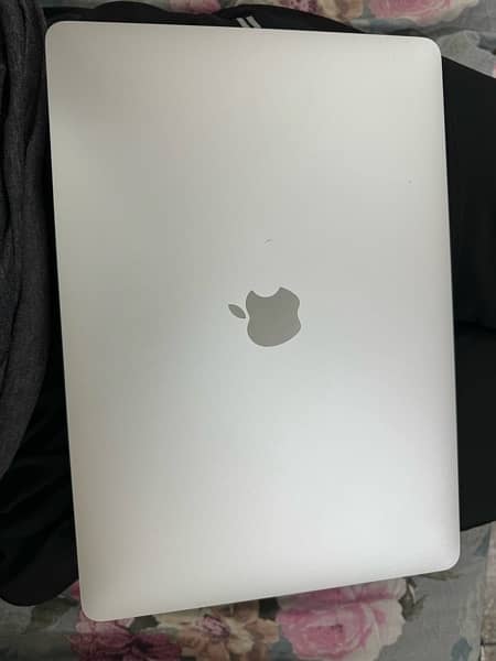 Macbook pro 13 inch, 2020 model touch bar , 4 thunderbolt , 16/512 3